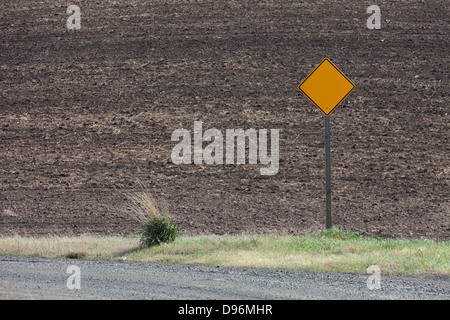 Panneau jaune et les terres agricoles Banque D'Images