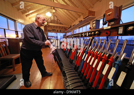 Soirée avec les leviers en signalbox, Crewe, Banque D'Images