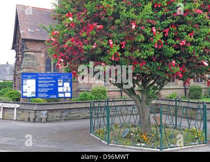 Le célèbre arbre épineux à Appleton Thorn, village au sud de l'Angleterre Warrington, habillé pour l'assemblée annuelle Juin 'Bawming le Thorn' Banque D'Images