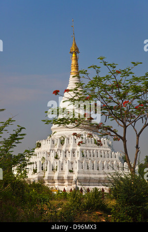 PAYAS bouddhiste dans la ville historique de INWA qui a servi de la capitale des royaumes birmans depuis 400 ans - Myanmar Banque D'Images