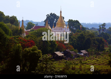 PAYAS bouddhiste dans la ville historique de INWA qui a servi de la capitale des royaumes birmans depuis 400 ans - Myanmar Banque D'Images