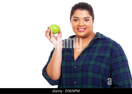 Portrait de grande femme tenant une pomme sur fond blanc Banque D'Images