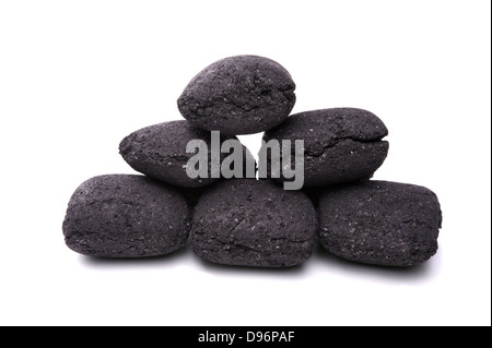 Briquettes de charbon de tas pour BBQ isolated on white Banque D'Images