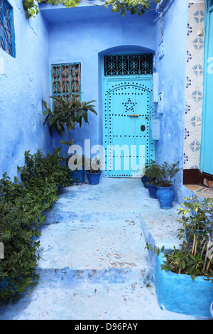 Porte bleue dans la médina de Chefchaouen, Maroc Banque D'Images