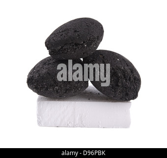 Briquette de charbon et quelques firelighter pour BBQ isolated on white Banque D'Images