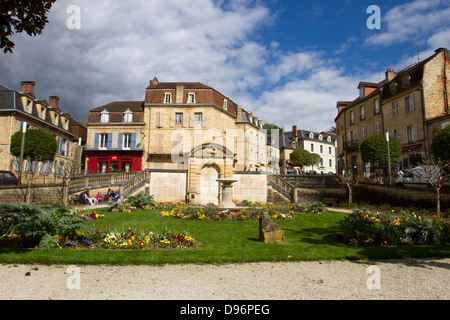 Monument honorant les héros et martyrs qui sont morts pendant la Seconde Guerre mondiale, dans un joli parc à Sarlat, Dordogne France Banque D'Images