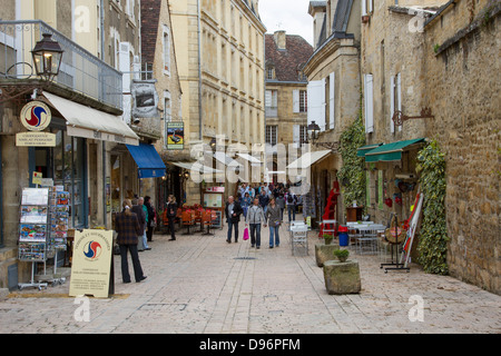 Les touristes flâner parmi les boutiques logées dans des bâtiments de grès médiévale dans la charmante ville de Sarlat, Dordogne France Banque D'Images