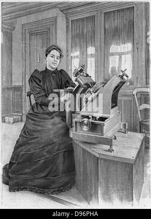 Dorothea Klumpke Roberts (1861-1942), mathématicien et astronome. Roberts à l'oeuvre sur la carte du ciel à l'Observatoire de Paris. Elle est à l'aide d'un microscope de mesure de plaques pour mesurer la position des étoiles des images sur les plaques photographiques. Elle est la première femme à faire des observations astronomiques depuis un ballon. À partir de 'La Science Illustree'. (Paris, décembre 1903). La gravure. Banque D'Images