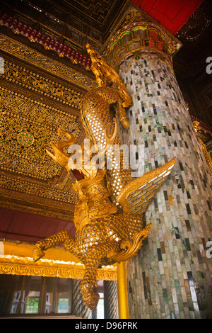 Verre & DRAGON D'or à la PAYA SHWEDAGON PAGODA ou qui date de 1485 - Yangon, Myanmar Banque D'Images