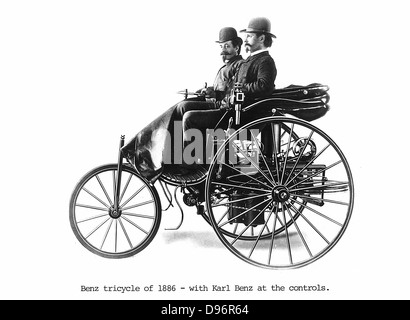 Tricycle Benz de 1886 avec Karl Benz (1844-1929), ingénieur allemand et fabricant de voiture, aux commandes. Banque D'Images