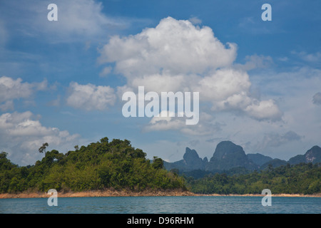 FORMATIONS KARSTIQUES CHIEW surround FIL LAC créé par le barrage de Ratchaprapa en plein coeur de parc national de Khao Sok - SURATHANI PROUVER Banque D'Images