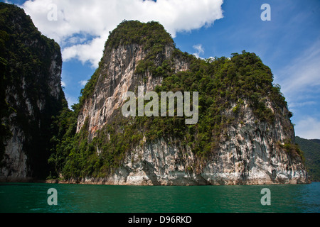 FORMATIONS KARSTIQUES CHIEW surround FIL LAC créé par le barrage de Ratchaprapa en plein coeur de parc national de Khao Sok - SURATHANI PROUVER Banque D'Images