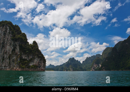 FORMATIONS KARSTIQUES CHIEW surround FIL LAC créé par le barrage de Ratchaprapa en plein coeur de parc national de Khao Sok - SURATHANI PROUVER Banque D'Images