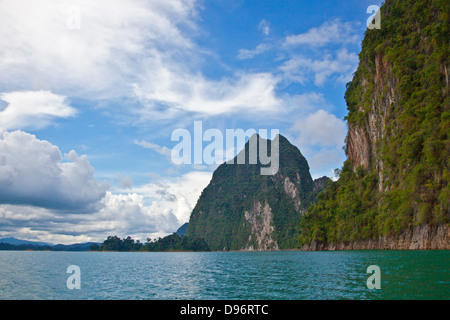 FORMATIONS KARSTIQUES CHIEW surround FIL LAC créé par le barrage de Ratchaprapa en plein coeur de parc national de Khao Sok - SURATHANI PROUVER Banque D'Images