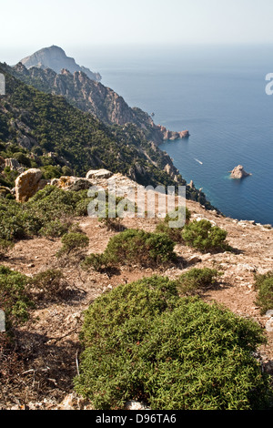 Vue sur les falaises de Capo Rosso et le golfe de Porto en Méditerranée, près de Porto, sur la côte ouest de l'île de Corse, France. Banque D'Images