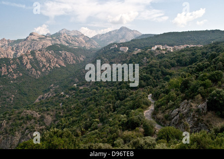 Vue sur le village de montagne de Piana, vue sur la mer Méditerranée sur la côte ouest de la Corse, France. Banque D'Images