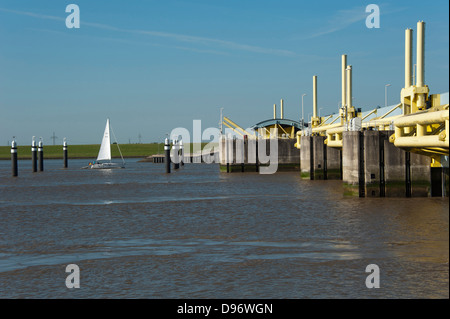 L'Emden, Emssperrwerk, l'Est de la Frise, Basse-Saxe, Allemagne , Emssperrwerk, Emden Ostfriesland, Niedersachsen, Deutschland Banque D'Images