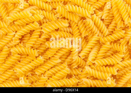 Les pâtes rotini italien sec non cuites Banque D'Images
