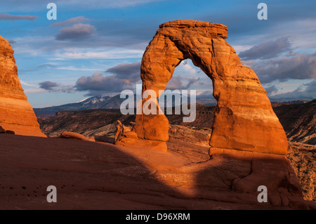 Delicate Arch contre beau coucher de soleil ciel Banque D'Images