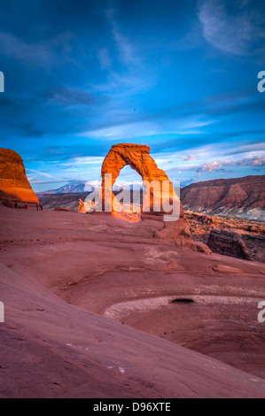 Delicate Arch contre beau coucher de soleil ciel Banque D'Images