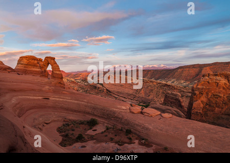 Delicate Arch contre beau coucher de soleil ciel Banque D'Images