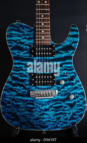 Superbe guitare bleu sur fond noir Banque D'Images