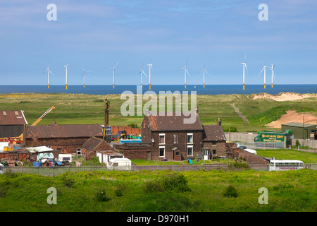 Marais classé Grade 2 Farm House, une fois isolé sur Warrenby maintenant entourée de marais, l'industrie et à l'éolien de Redcar derrière Banque D'Images