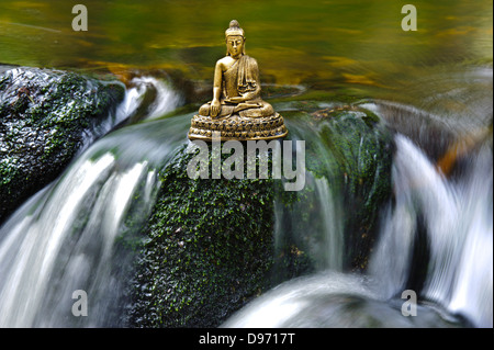 La figure de bouddha est assis dans l'eau cascade Banque D'Images