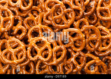 Un groupe de bretzels de blé entier frais Banque D'Images