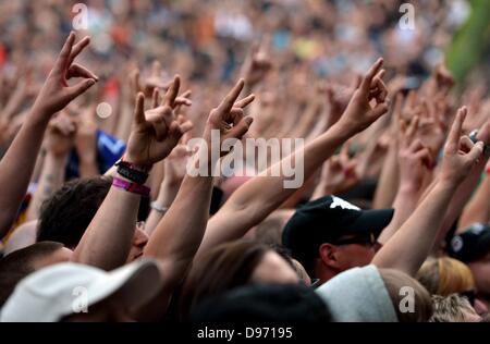 Berlin, Allemagne. 12 juin 2013. Fans du groupe Kiss nous applaudir lors d'un concert du groupe rock à la Waldbühne à Berlin, Allemagne, 12 juin 2013. C'est le seul concert du groupe rock en Allemagne pendant leur Monster Tour 2013. Photo:Britta Pedersen/dpa/Alamy Live News Banque D'Images