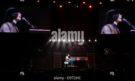 Prague, République tchèque. Le 12 juin 2013. Le chanteur Alicia Keys effectue lors de son concert à l'O2 Arena de Prague, République tchèque, le mercredi 12 juin 2013. Photo : CTK/Alamy Live News Banque D'Images