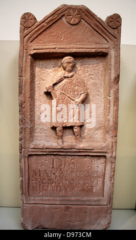 La dalle de grès Marcus Cocceius Nonnus, âgés de six ans. Roman, à propos d'AD 96-98. D'une tombe près du fort romain à Penrith, Cumbria. Le garçon est présenté comme un char d'autrui, avec un fouet et palm de la victoire. Sa famille a été accordé la citoyenneté romaine par l'empereur Nerva (AD 96-98) Banque D'Images