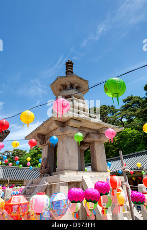 Lanternes multicolores de raccrocher dans le temple de Bulguksa pour célébrer l'anniversaire de Bouddhas, la Corée du Sud. Banque D'Images