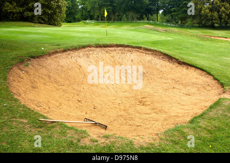 En râteau bunker sur bord de green on golf course Banque D'Images