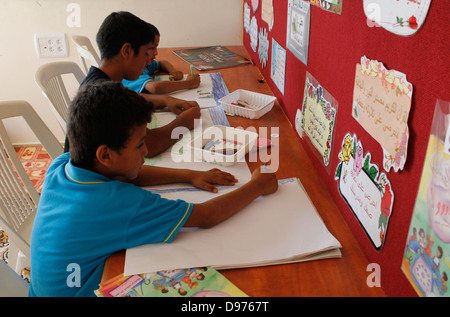 Les enfants bédouins dessin à un centre de jour dans Tirabin al-Sana village construit pour la tribu Tarabin aussi connu comme Al-Tirabin situé dans le désert du Néguev, au sud d'Israël Banque D'Images