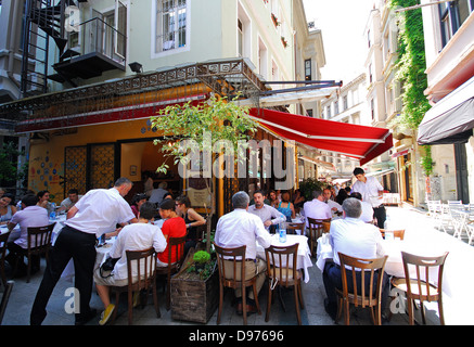 ISTANBUL, TURQUIE. Sofyali diners à 9, un populaire dans le quartier de Beyoglu meyhane de la ville. Banque D'Images