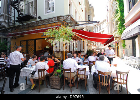 ISTANBUL, TURQUIE. Sofyali diners à 9, un quartier populaire dans le quartier de Beyoglu meyhane de la ville. Banque D'Images