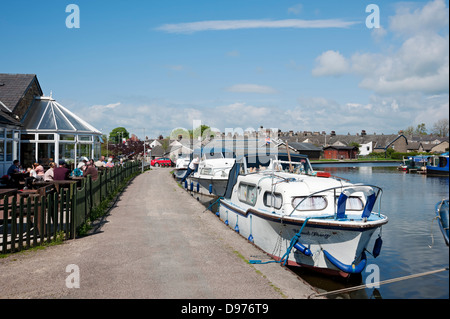 Bateaux bateau amarré sur le canal de Lancaster en été à Carnforth Lancashire Angleterre Royaume-Uni GB Grande-Bretagne Banque D'Images