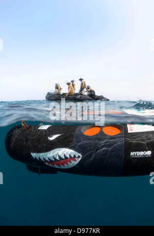 Les marins de l'US Navy avec le Centre de Guerre Navale Mine Océanographie déployer un véhicule sous-marin sans pilote pour rechercher des mines dans le cadre d'un exercice d'entraînement 18 mai 2013 dans la mer d'Oman. Banque D'Images