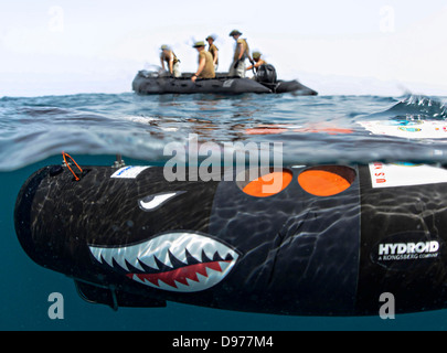 Les marins de l'US Navy avec le Centre de Guerre Navale Mine Océanographie déployer un véhicule sous-marin sans pilote pour rechercher des mines dans le cadre d'un exercice d'entraînement 18 mai 2013 dans la mer d'Oman. Banque D'Images