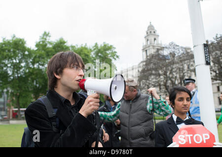 Westminster, London, UK. 13 juin 2013. La place du parlement, Londres. Une petite mais passionné des groupes de manifestants attendent l'arrivée du premier ministre canadien, Stephen Harper. Harper s'attaque aux deux Chambres du Parlement. Il est des pressions contre une législation climatique de l'exploitation des sables bitumineux de maintien hors de l'Europe en raison de l'impact que cela aura sur le climat. Le lobby anti-sables bitumineux a le soutien de 25 groupes trans-atlantique, dont Greenpeace et le Conseil des Canadiens. Crédit : La Farandole Stock Photo/Alamy Live News Banque D'Images