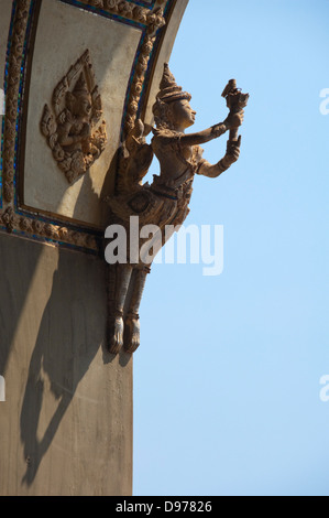 Close up vertical de l'une des statues qui ornent la porte de la victoire ou dans le centre de Vientiane Patuxai sur une journée ensoleillée. Banque D'Images