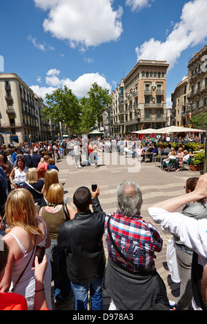 Les touristes avec acrobat street performer sur la rambla barcelona catalogne, Espagne Banque D'Images