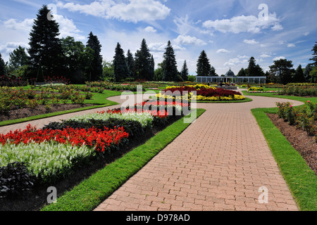 Fleurs dans le Jardin botanique de Niagara- Rose Garden area Niagara Falls Ontario Canada Banque D'Images