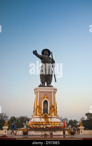 Vue verticale de la statue du Roi Anouvong dans Chao Anouvong Park au coucher du soleil à Vientiane. Banque D'Images
