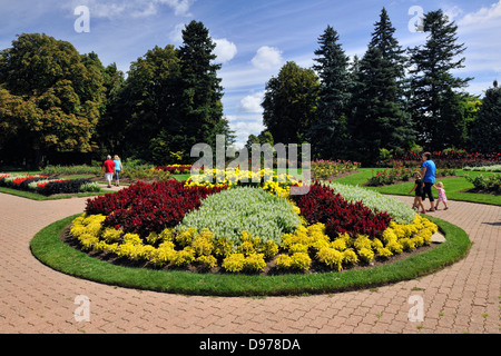 Fleurs dans le Jardin botanique de Niagara- Rose Garden area Niagara Falls Ontario Canada Banque D'Images