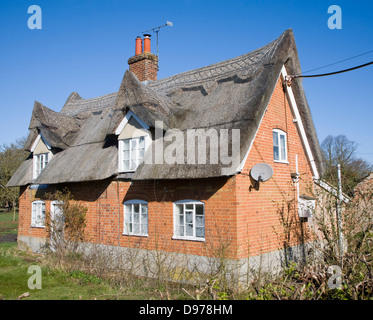 Thatched cottage traditionnel en brique rouge, Sutton, Suffolk, Angleterre Banque D'Images