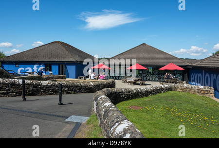 Le centre d'information et d'un café à la Tour Knowe dans le parc forestier de Kielder, Northumberland Banque D'Images