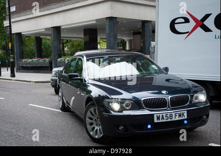 Londres, Royaume-Uni, le 13 juin, 2013. Sous une lourde présence de sécurité PM Canadien, Stephen Harper, quitte son hôtel à Portman Square, centre de Londres, en route vers le Parlement de se pencher sur les deux Chambres. L'attente lui étaient les manifestants du G8 qui soutiennent que le gouvernement Harper fait la promotion active de l'industrie des sables bitumineux provoquant des et les dommages environnementaux. Credit : Lee Thomas/Alamy Live News Banque D'Images