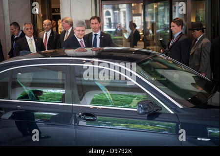 Londres, Royaume-Uni, le 13 juin, 2013. Sous une lourde présence de sécurité PM Canadien, Stephen Harper, quitte son hôtel à Portman Square, centre de Londres, en route vers le Parlement de se pencher sur les deux Chambres. L'attente lui étaient les manifestants du G8 qui soutiennent que le gouvernement Harper fait la promotion active de l'industrie des sables bitumineux provoquant des et les dommages environnementaux. Credit : Lee Thomas/Alamy Live News Banque D'Images